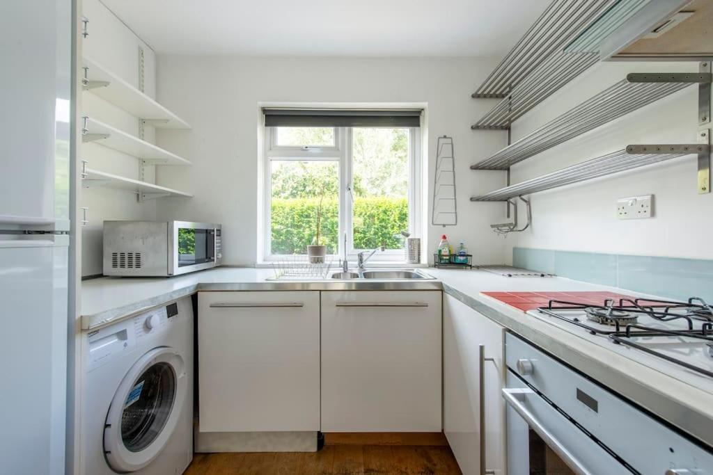 Lovely 2-Bed 15 Minutes To Central Лондон Екстер'єр фото