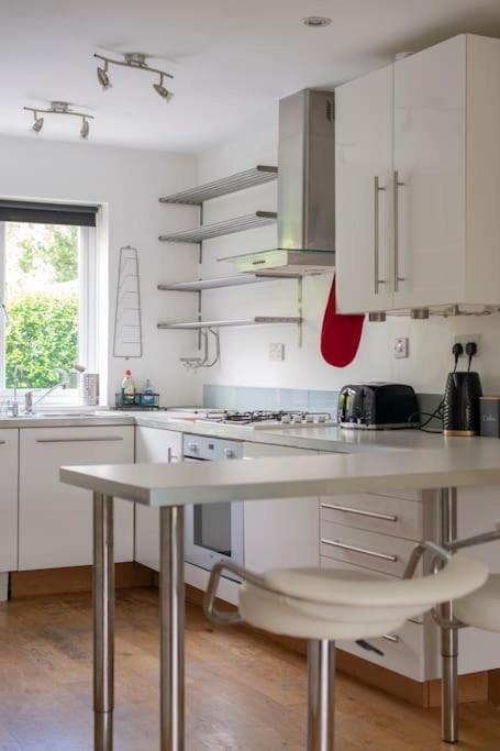 Lovely 2-Bed 15 Minutes To Central Лондон Екстер'єр фото