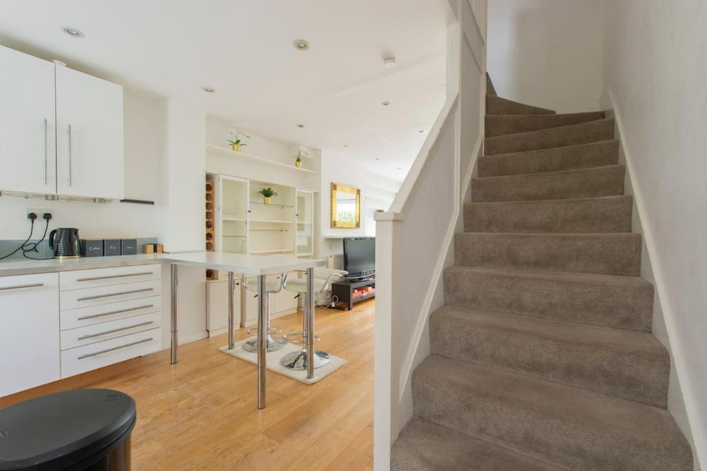 Lovely 2-Bed 15 Minutes To Central Лондон Екстер'єр фото